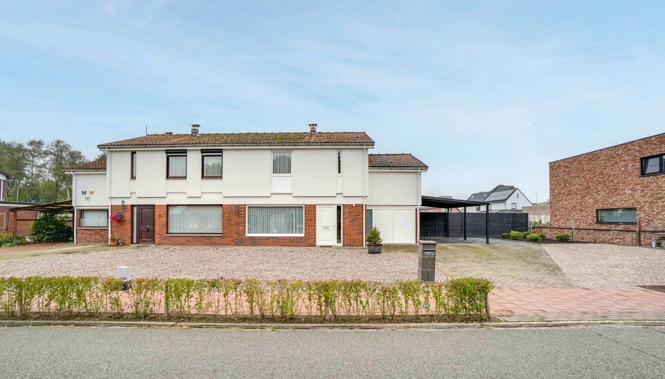 RUSTIG GELEGEN, RUIME GEZINSWONING MET 4 SLAAPKAMERS, INPANDIGE GARAGE, CARPORT EN PRACHTIGE TUIN OP BREED PERCEEL (CIRCA 21M) VAN 08A92CA TE HOUTHALEN-HELCHTEREN!

Met een aangename ligging in een rustige straat en voldoende parkeergelegenheid op eigen p