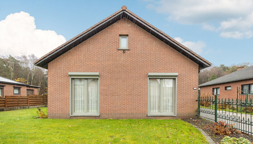 INSTAPKLARE, RUIME GEZINSWONING MET 2 (OPTIE 3)  SLAAPKAMERS OP Z/O GERICHT PERCEEL VAN 07A73CA TE HOUTHALEN-HELCHTEREN!

Langs de Varenstraat 120 vinden we in Houthalen-Helchteren deze instapklare woning terug. Deze locatie staat garant voor een vlotte 