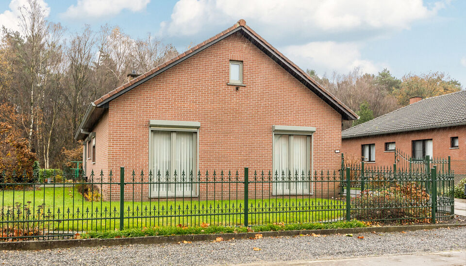 INSTAPKLARE, RUIME GEZINSWONING MET 2 (OPTIE 3)  SLAAPKAMERS OP Z/O GERICHT PERCEEL VAN 07A73CA TE HOUTHALEN-HELCHTEREN!

Langs de Varenstraat 120 vinden we in Houthalen-Helchteren deze instapklare woning terug. Deze locatie staat garant voor een vlotte 