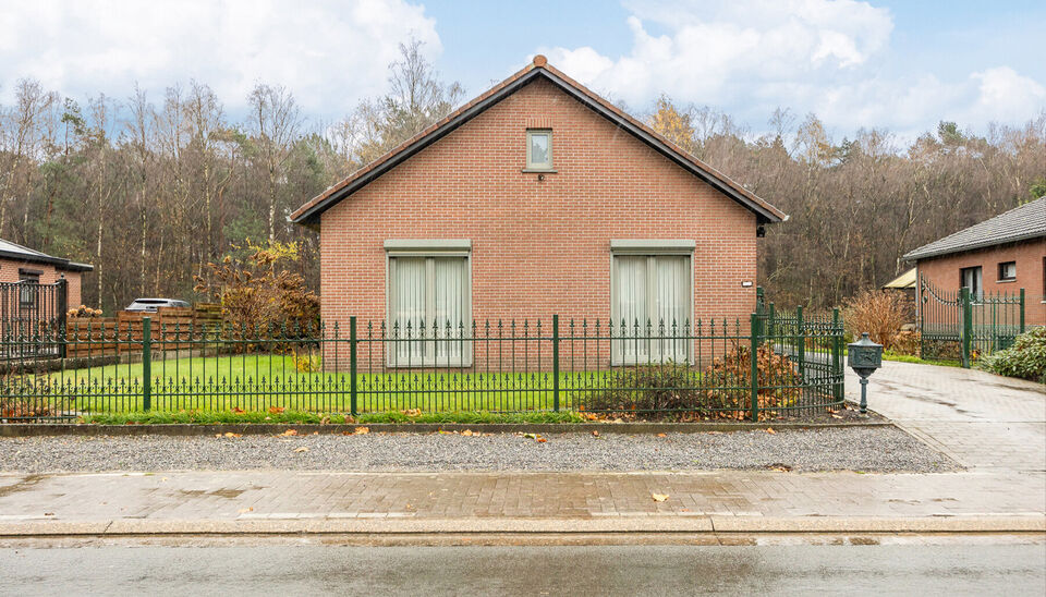 INSTAPKLARE, RUIME GEZINSWONING MET 2 (OPTIE 3)  SLAAPKAMERS OP Z/O GERICHT PERCEEL VAN 07A73CA TE HOUTHALEN-HELCHTEREN!

Langs de Varenstraat 120 vinden we in Houthalen-Helchteren deze instapklare woning terug. Deze locatie staat garant voor een vlotte 