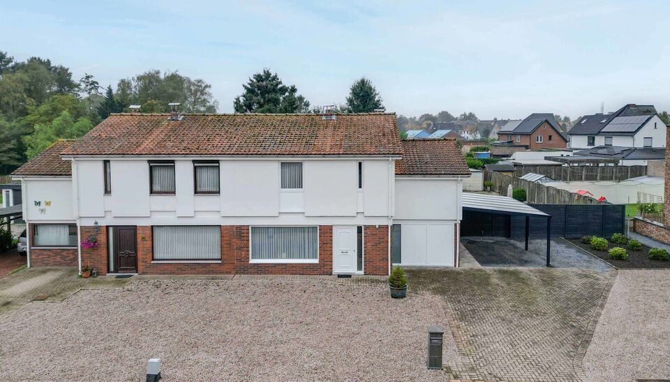 RUSTIG GELEGEN, RUIME GEZINSWONING MET 4 SLAAPKAMERS, INPANDIGE GARAGE, CARPORT EN PRACHTIGE TUIN OP BREED PERCEEL (CIRCA 21M) VAN 08A92CA TE HOUTHALEN-HELCHTEREN!

Met een aangename ligging in een rustige straat en voldoende parkeergelegenheid op eigen p