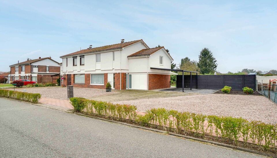 RUSTIG GELEGEN, RUIME GEZINSWONING MET 4 SLAAPKAMERS, INPANDIGE GARAGE, CARPORT EN PRACHTIGE TUIN OP BREED PERCEEL (CIRCA 21M) VAN 08A92CA TE HOUTHALEN-HELCHTEREN!

Met een aangename ligging in een rustige straat en voldoende parkeergelegenheid op eigen p