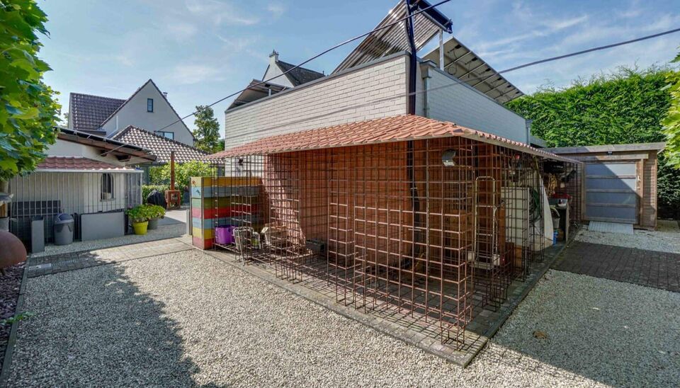 KWALITATIEVE OPEN BEBOUWING MET DRIE SLK, TWEE KEUKENS, RUIME GARAGE EN ZONNEPANELEN OP 6A71CA TE ZONHOVEN-CENTRUM!

Deze zeer kwalitatieve, goed onderhouden en praktisch ingedeelde woning vinden we terug aan het Kapelhof 3 op 1 minuut wandelen van het ce