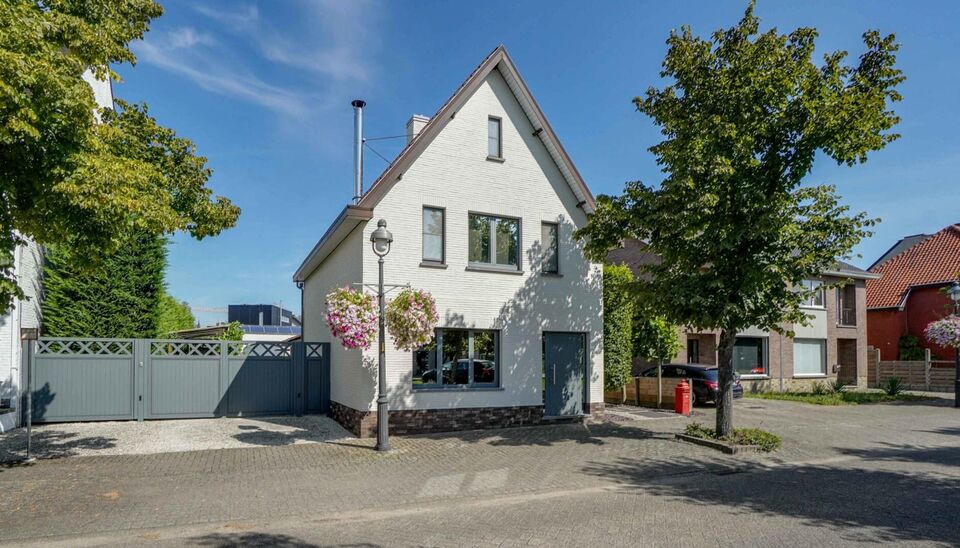 KWALITATIEVE OPEN BEBOUWING MET DRIE SLK, TWEE KEUKENS, RUIME GARAGE EN ZONNEPANELEN OP 6A71CA TE ZONHOVEN-CENTRUM!

Deze zeer kwalitatieve, goed onderhouden en praktisch ingedeelde woning vinden we terug aan het Kapelhof 3 op 1 minuut wandelen van het ce