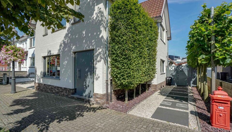 KWALITATIEVE OPEN BEBOUWING MET DRIE SLK, TWEE KEUKENS, RUIME GARAGE EN ZONNEPANELEN OP 6A71CA TE ZONHOVEN-CENTRUM!

Deze zeer kwalitatieve, goed onderhouden en praktisch ingedeelde woning vinden we terug aan het Kapelhof 3 op 1 minuut wandelen van het ce