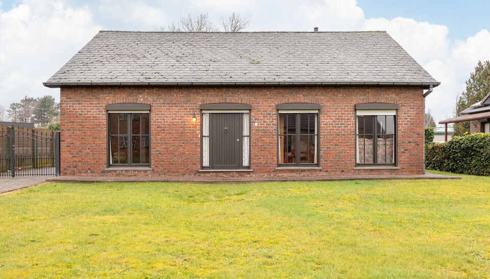 TE RENOVEREN GELIJKVLOERSE GEZINSWONING (OB) MET 3 SLAAPKAMERS EN GARAGE / WERKHUIS OP NOORD WESTELIJK GEORIENTEERD PERCEEL VAN 10A26CA TE ZONHOVEN! 

Deze gelijkvloerse te renoveren woning, vinden we terug in Zonhoven op de Hortweidenweg nummer 84. Deze