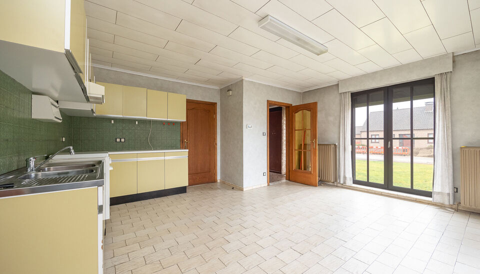 TE RENOVEREN GELIJKVLOERSE GEZINSWONING (OB) MET 3 SLAAPKAMERS EN GARAGE / WERKHUIS OP NOORD WESTELIJK GEORIENTEERD PERCEEL VAN 10A26CA TE ZONHOVEN! 

Deze gelijkvloerse te renoveren woning, vinden we terug in Zonhoven op de Hortweidenweg nummer 84. Deze