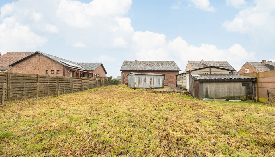 TE RENOVEREN GELIJKVLOERSE GEZINSWONING (OB) MET 3 SLAAPKAMERS EN GARAGE / WERKHUIS OP NOORD WESTELIJK GEORIENTEERD PERCEEL VAN 10A26CA TE ZONHOVEN! 

Deze gelijkvloerse te renoveren woning, vinden we terug in Zonhoven op de Hortweidenweg nummer 84. Deze