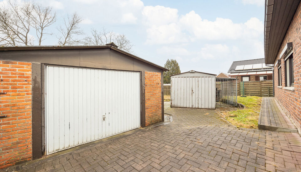 TE RENOVEREN GELIJKVLOERSE GEZINSWONING (OB) MET 3 SLAAPKAMERS EN GARAGE / WERKHUIS OP NOORD WESTELIJK GEORIENTEERD PERCEEL VAN 10A26CA TE ZONHOVEN! 

Deze gelijkvloerse te renoveren woning, vinden we terug in Zonhoven op de Hortweidenweg nummer 84. Deze